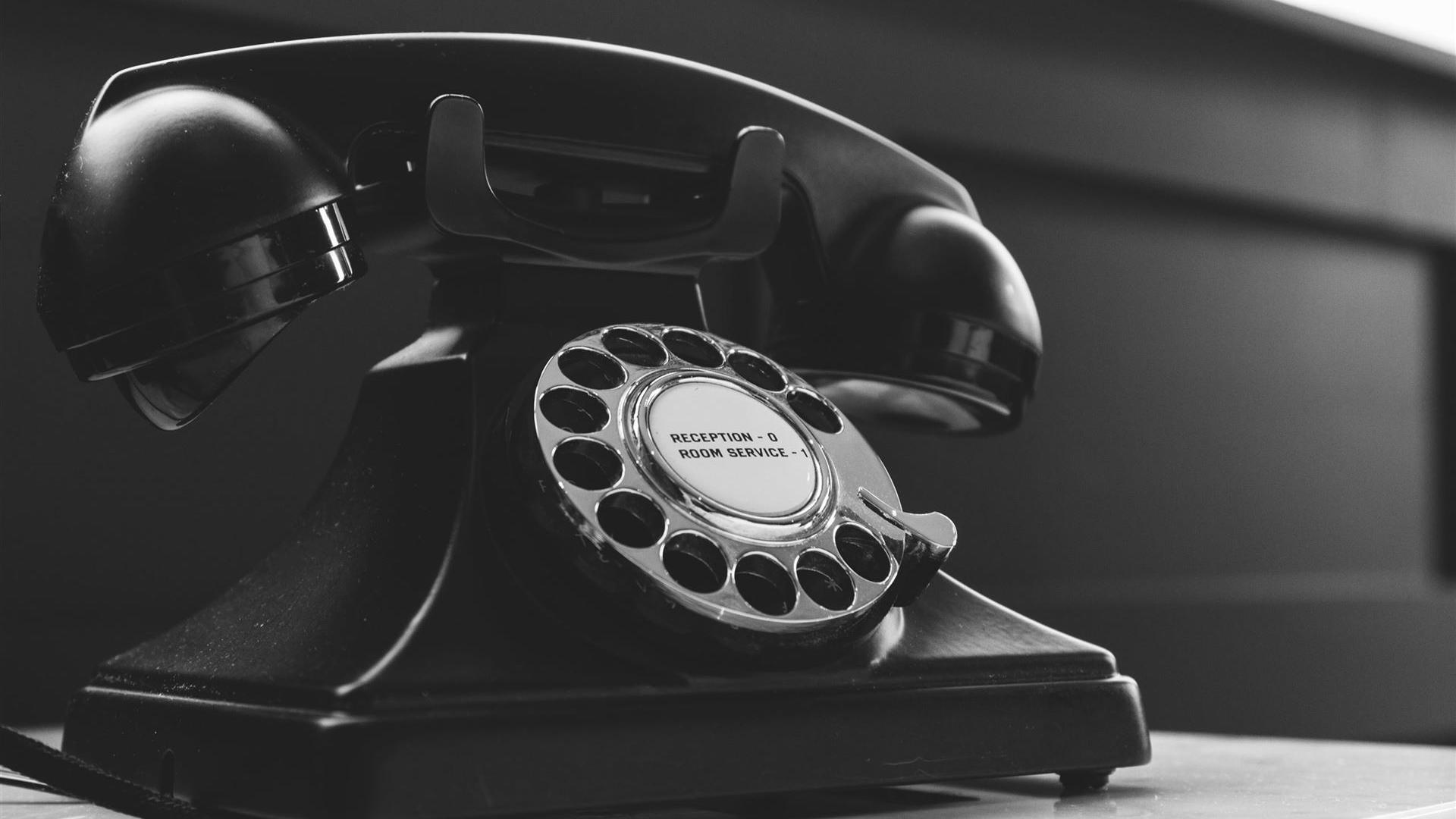 Schwarzes Drehtelefon Auf Weißer Oberfläche